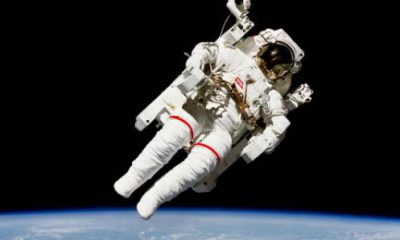 astronauta- flotó- espacio- modofun
