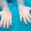 Se arrugan los dedos en el agua-