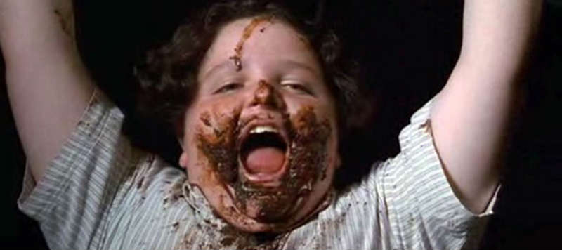 niño come chocolate-