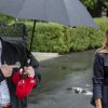 Critican a Donald Trump por dejar que Melania se mojara bajo la lluvia