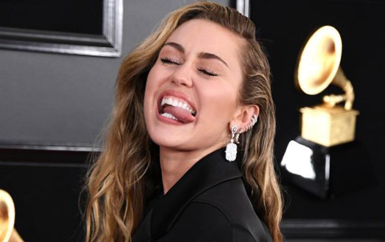 Miley Cyrus y sus muecas en los Grammy Awards 2019