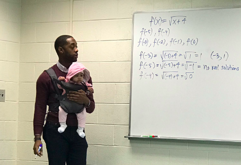 ¿Sabías que un profesor consoló a un bebé en clases?