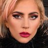 Lady Gaga a lanzará su línea de maquillaje