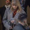 JLO y Taylor Swift presentan lo último en abrigos