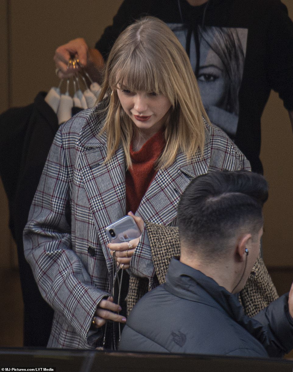 JLO y Taylor Swift presentan lo último en abrigos
