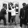 ¿Sabías que en Japón se contratan personas para empujar a otras en el metro?