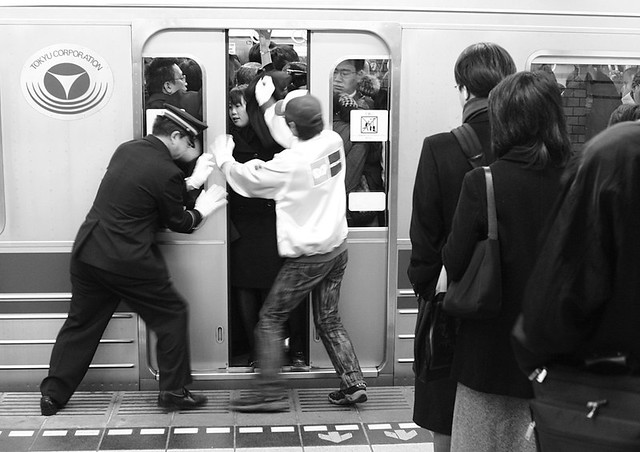 ¿Sabías que en Japón se contratan personas para empujar a otras en el metro?
